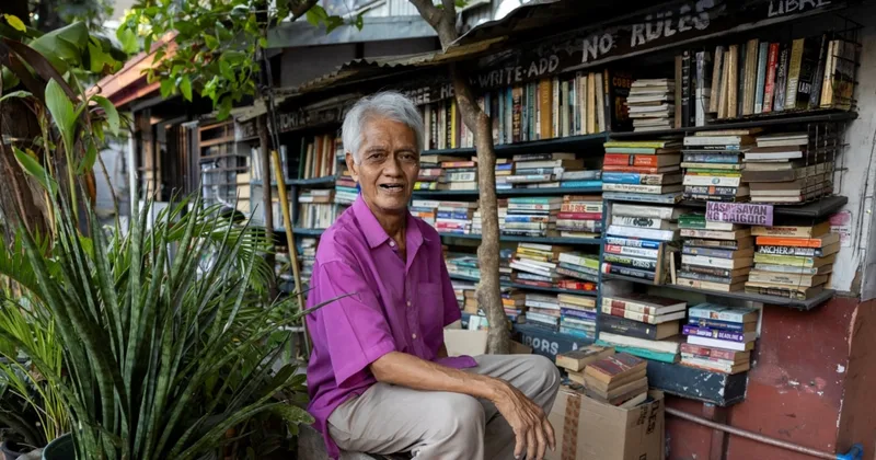 Filipino Man Makes Library in His Home
