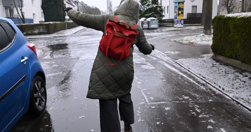 Какво е черен лед? Науката зад зимната заплаха, скрита пред очите ни