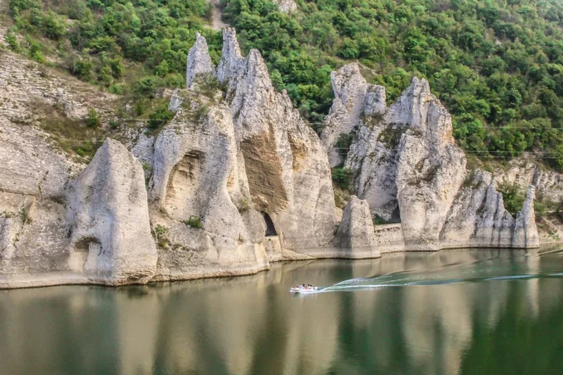 Чудните скали край Цонево: каменни кули на милиони години