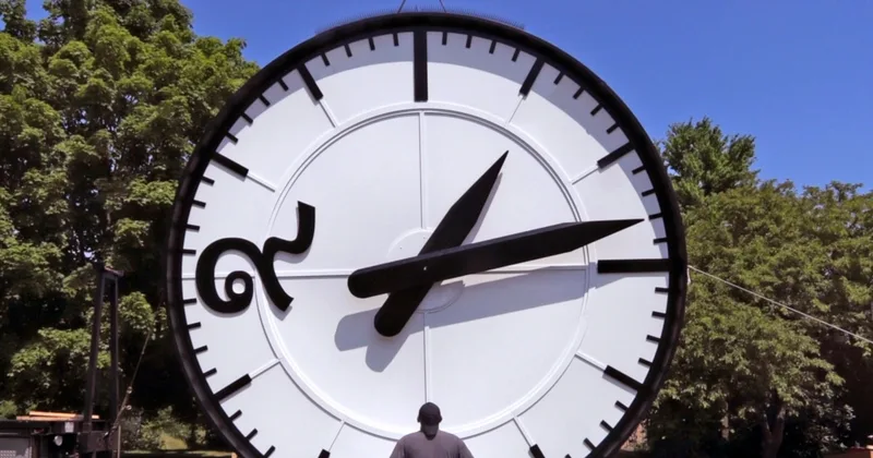 Stay on Time with Clock, Watch Expressions